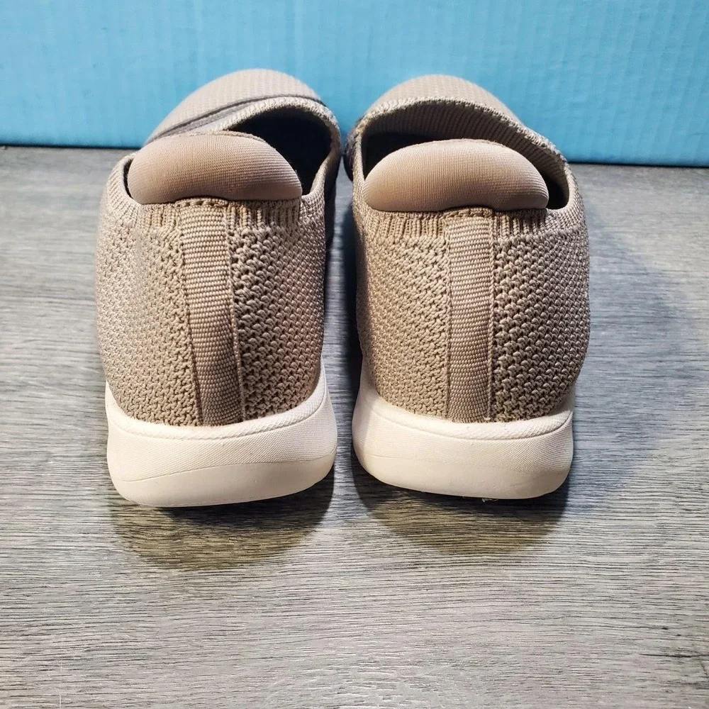 Clarks Cloudsteppers Shoes Womens Size 7.5 Beige Slip On‎ Comfort Cushion Soft